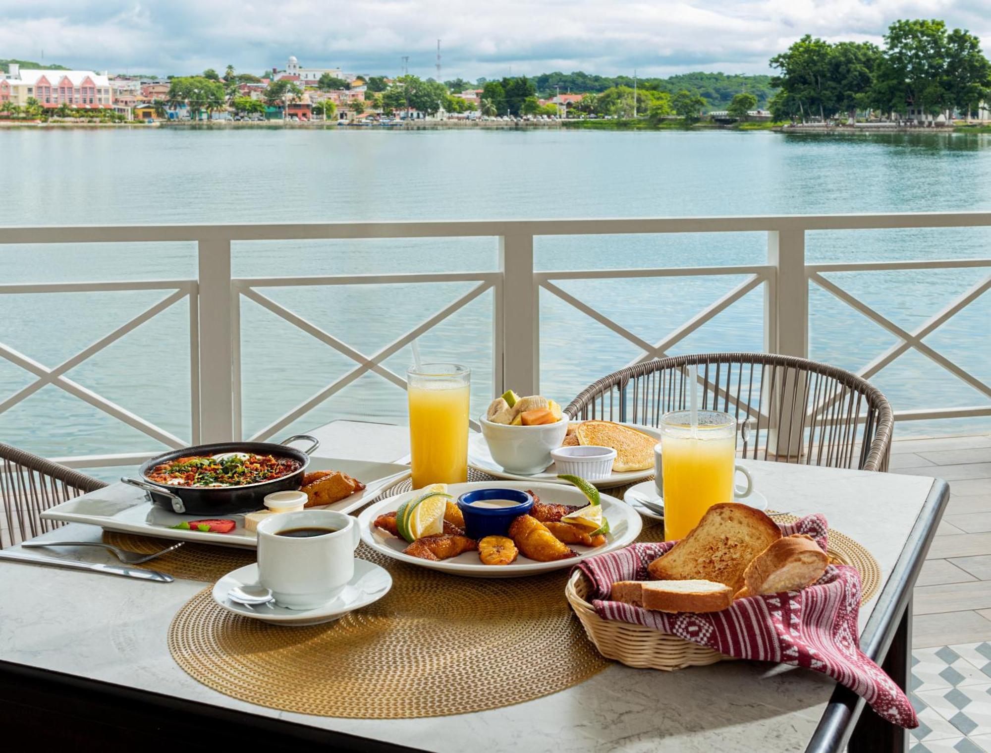Hotel Casona Del Lago Flores Exterior photo