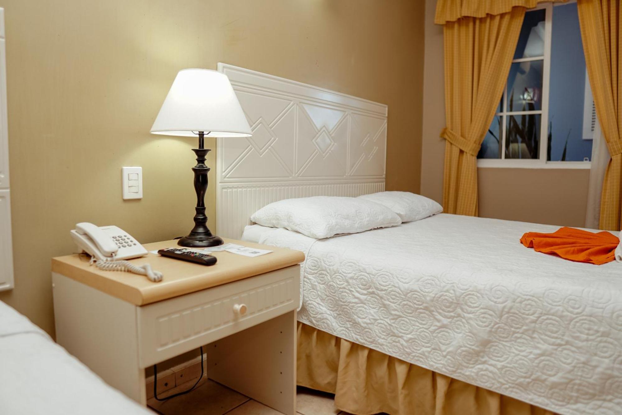 Hotel Casona Del Lago Flores Exterior photo