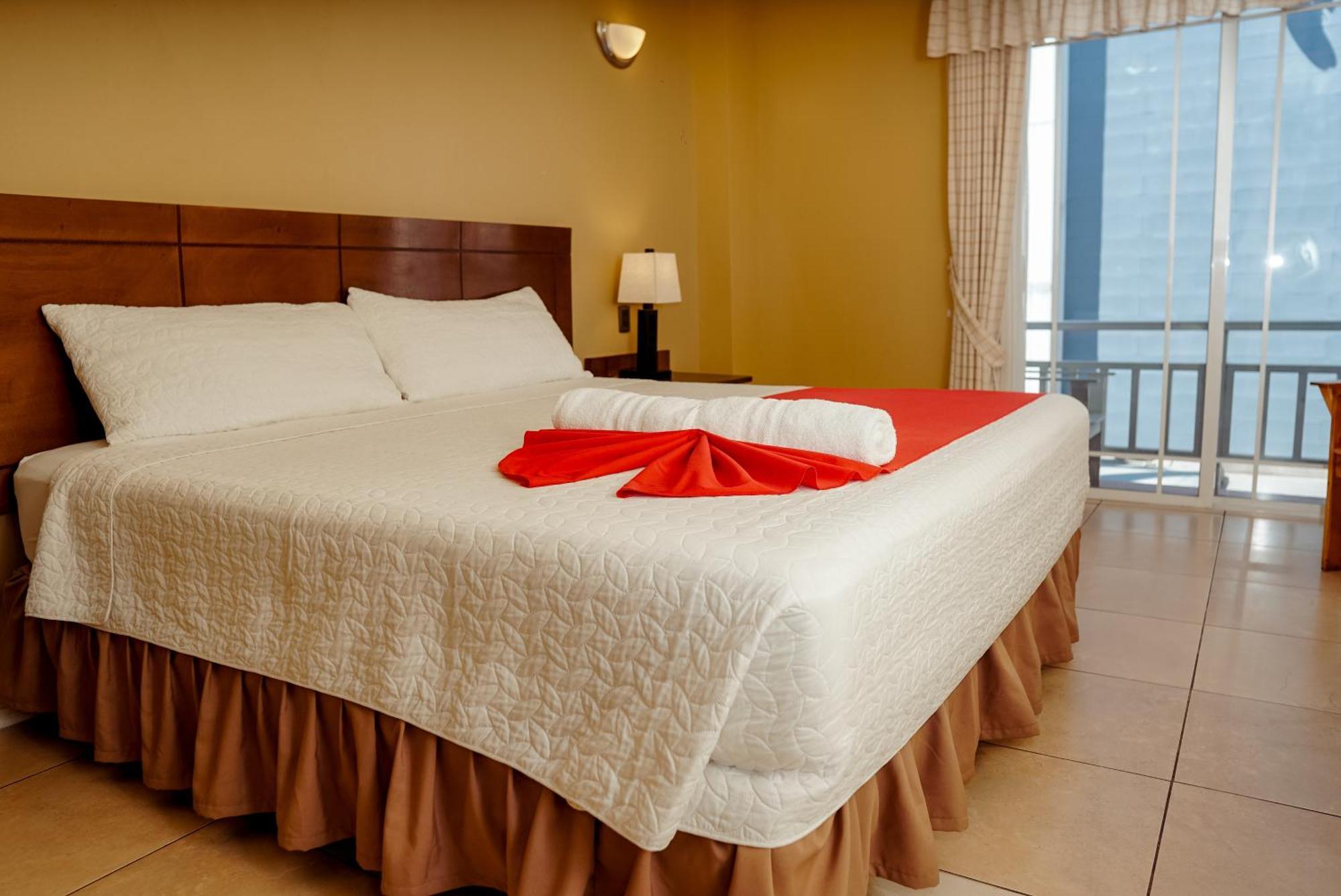 Hotel Casona Del Lago Flores Exterior photo